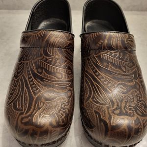 DANSCO HAND TOOLED BROWN LEATHER CLOG. EUC, LIKE NEW! SIZE 39/USA SIZE 8.5